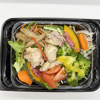 塩麹チキンと緑黄色野菜のサラダ